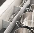 Aranżacja szuflady z białymi bokami oraz podziałem ORGA-LINE na garnki i utensylia do gotowania